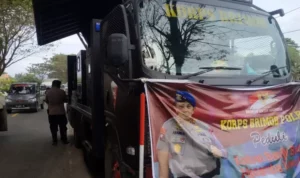 Brimobda Sultra Berikan Bantuan Sembako dan Pakaian Bekas