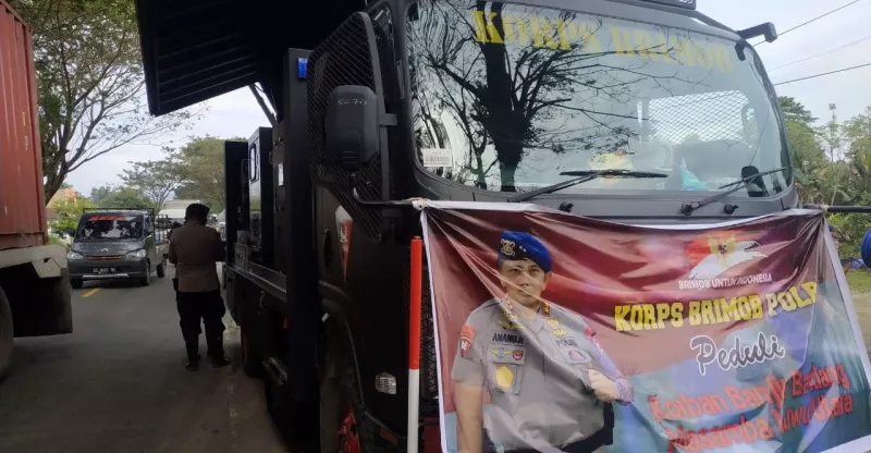 Brimobda Sultra Berikan Bantuan Sembako dan Pakaian Bekas