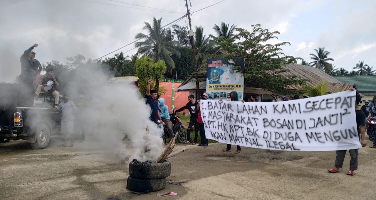 Tuntu Ganti Rugi HTR, Warga Ladongi Demo