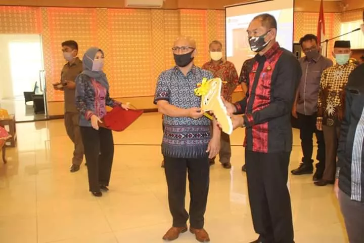 PT Ceria Serahkan CSR ke Pemkab Kolaka