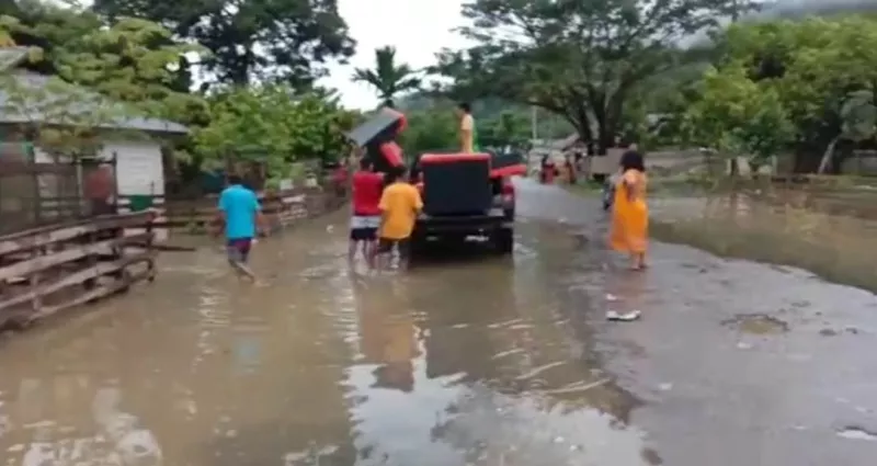 Jalan Rusak, Pedagang Keliling di Koltim Mengeluh