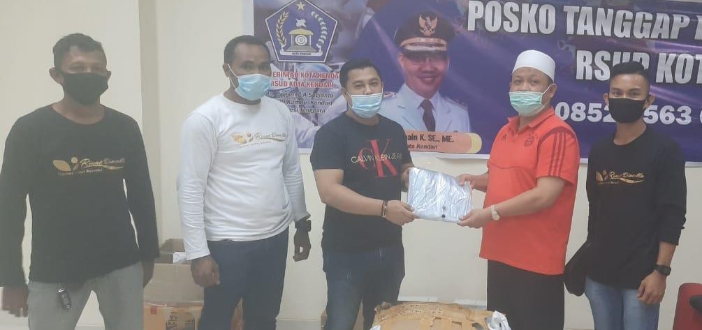 Arwin Berikan Bantuan APD ke RSUD Kendari