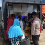 Bantu Warga di Masamba, Brimobda Sultra Kirim Mobil Water Thereatmen