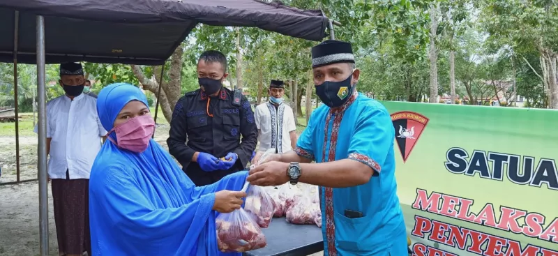 Kurban 39 Ekor Sapi, Brimob Sultra Bagikan ke Warga
