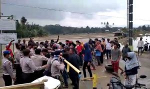 VIDEO: Demonstrasi Warga di Koltim Nyaris Bentrok dengan Polisi