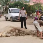 Truk Odol Rusak Jalan, Polres dan Warga Konsel Lakukan Perbaikan