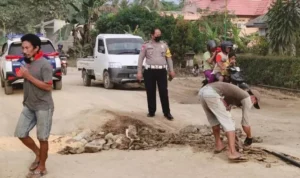 Truk Odol Rusak Jalan, Polres dan Warga Konsel Lakukan Perbaikan