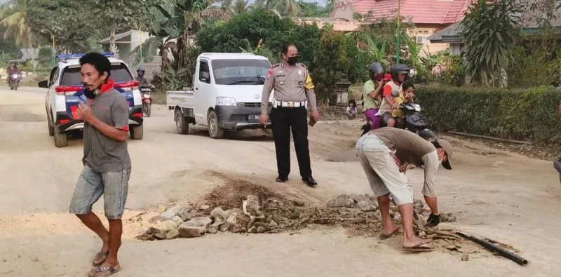 Truk Odol Rusak Jalan, Polres dan Warga Konsel Lakukan Perbaikan