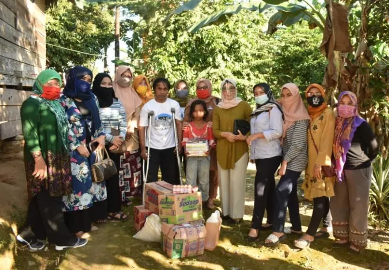 lumni SMA 1 Kulisusu dan KPU Butur, Salurkan Bantuan Korban Kecelakaan