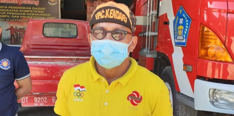 Disdamkar Kendari Semprot Disinfektan ke Rumah Warga