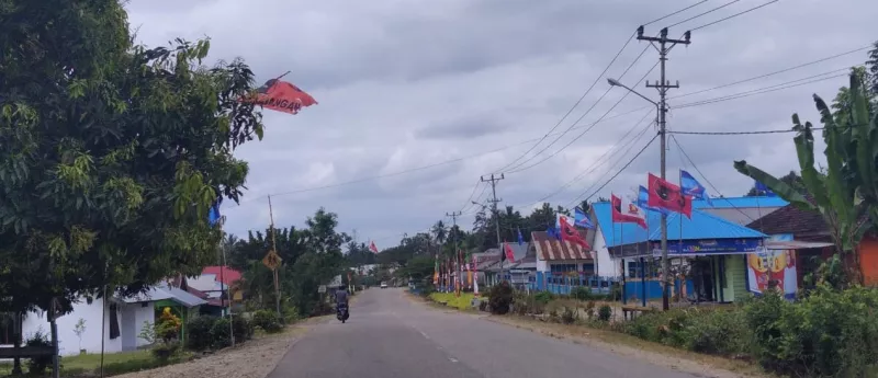 Bendera Pertarungan SBM vs Tony Berkibar di Ibukota Koltim