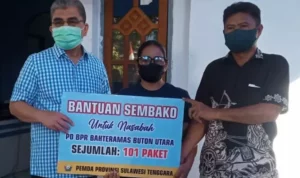 Terdampak Covid-19, Nasabah Bank BPR Butur Terima Bantuan