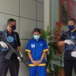 ID (20) warga kelurahan Mataiwai, kecamatan Wua-wua, kota Kendari, Sulawesi Tenggara (Sultra), terpaksa harus diamankan pihak Badan Narkotika Nasional Provinsi (Pemprov) Sultra, lantaran kedapatan membawa narkotika jenis sabu seberat 100,01 gram.