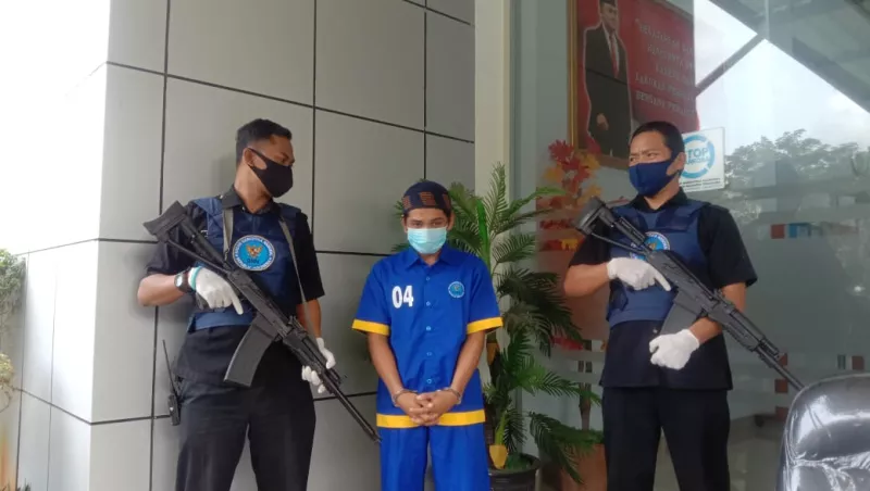 ID (20) warga kelurahan Mataiwai, kecamatan Wua-wua, kota Kendari, Sulawesi Tenggara (Sultra), terpaksa harus diamankan pihak Badan Narkotika Nasional Provinsi (Pemprov) Sultra, lantaran kedapatan membawa narkotika jenis sabu seberat 100,01 gram.