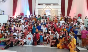 Jemaat GPdI Yesus Gembala Pakai Baju Adat