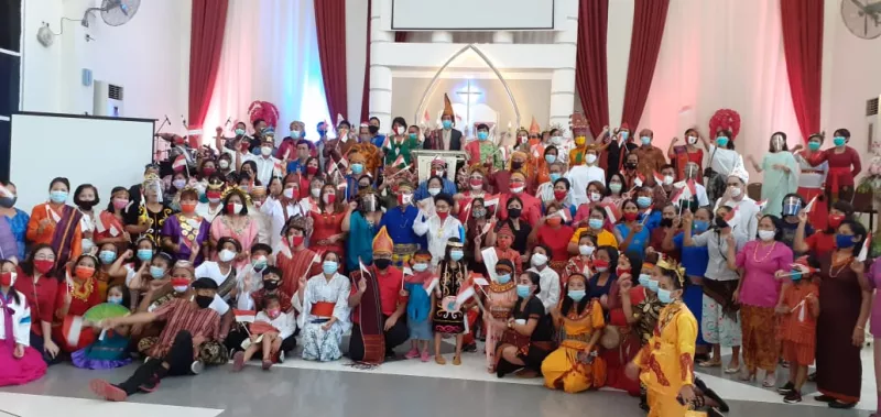 Jemaat GPdI Yesus Gembala Pakai Baju Adat