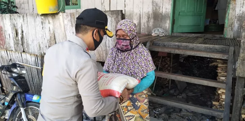 Polres Wakatobi Bagikan Beras Untuk Masyarakat Miskin