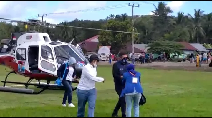 Ketua PAN Sultra Naik helikopter