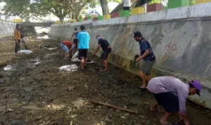 Warga Punggaloba Bersihkan Kali Benubenua