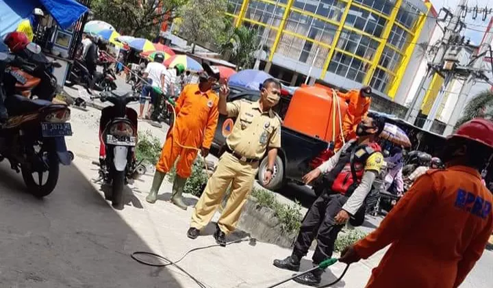 2 RT di Kelurahan Dapu Dapura Disemprot Disinfektan