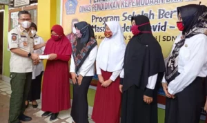 Wali Kota Kendari Serahkan Bantuan Fasilitas Pembelajaran