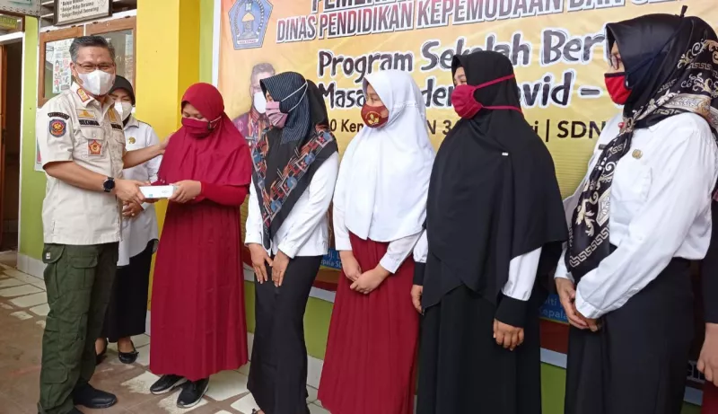 Wali Kota Kendari Serahkan Bantuan Fasilitas Pembelajaran