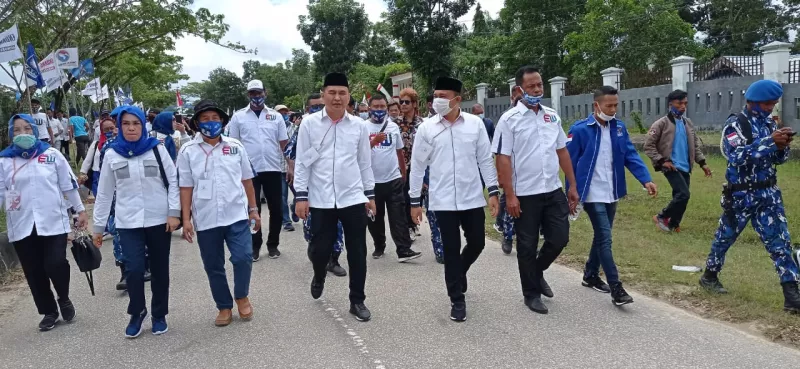 Endang-Wahyu Resmi Daftar di KPU Konsel