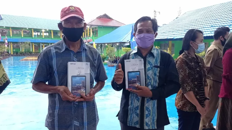 Wali Kota Berikan Tablet ke Siswa