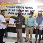 Serahkan Sertifikat Akreditasi Pemantau JPPR