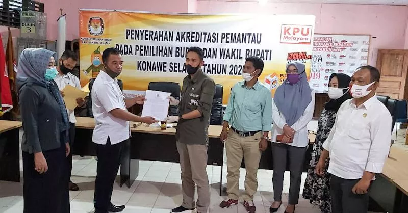 Serahkan Sertifikat Akreditasi Pemantau JPPR