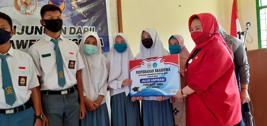 Tina Nur Alam Bagikan 24.000 Beasiswa di Sultra