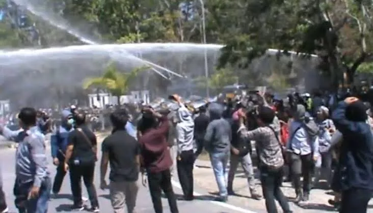 Ratusan Mahasiswa Bentrok dengan Polisi