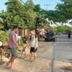 Pemuda Konetaba Gotong Royong Perbaiki Jalan