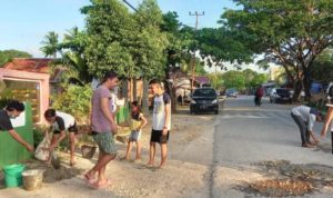 Pemuda Konetaba Gotong Royong Perbaiki Jalan
