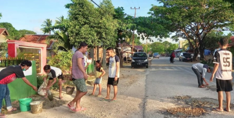 Pemuda Konetaba Gotong Royong Perbaiki Jalan