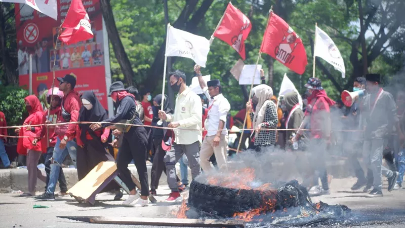 Demo Tolak UU Cipta Kerja Bentrok, Polisi Pukul Mundur Massa