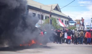Ratusan Mahasiswa Kepung Kantor DPRD Sultra