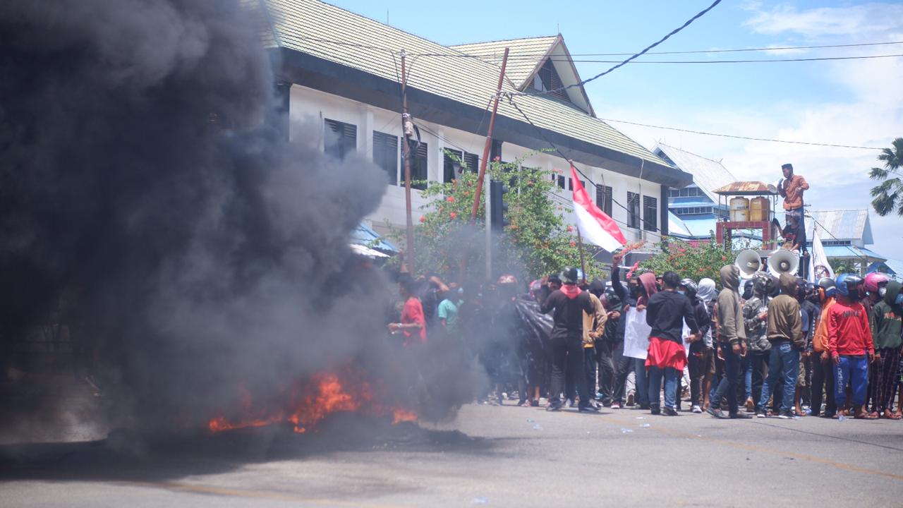 Ratusan Mahasiswa Kepung Kantor DPRD Sultra