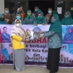 PKK Kendari Bagikan Masker dan Handsaniteiser