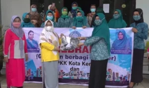 PKK Kendari Bagikan Masker dan Handsaniteiser