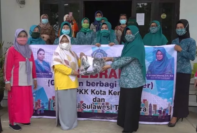 PKK Kendari Bagikan Masker dan Handsaniteiser