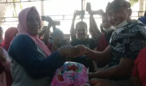 Umar Samiun Sumbang 40 Ton Beras di Kaledupa