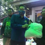 Peduli Covid 19, Abdul Rasak Berbagi Sembako di Poasia