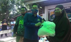 Peduli Covid 19, Abdul Rasak Berbagi Sembako di Poasia