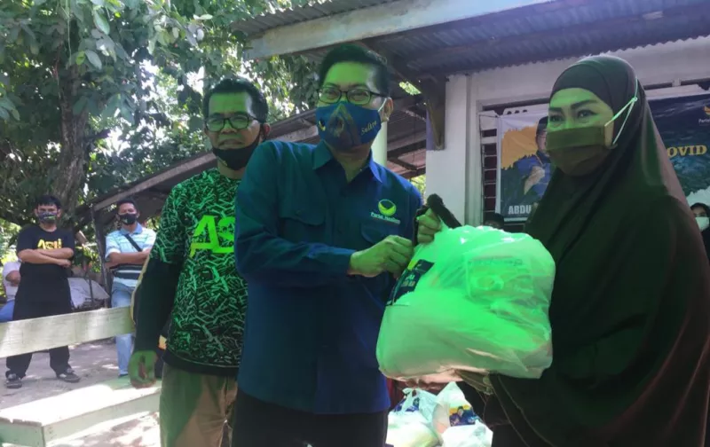Peduli Covid 19, Abdul Rasak Berbagi Sembako di Poasia