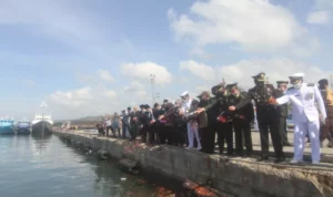 Wakil Wali Kota Kendari Tabur Bunga di Teluk Kendari