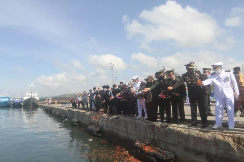 Wakil Wali Kota Kendari Tabur Bunga di Teluk Kendari