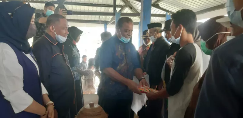 DPD Nasdem Mubar Bagi Bibit Jagung Kuning kepada Tani