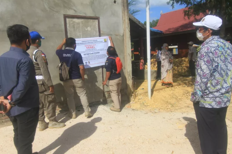 Langgar Sempada Sungai Bangunan Disegel