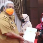 Ali Mazi Serahkan 1500 Sertifikat Tanah ke Masyarakat